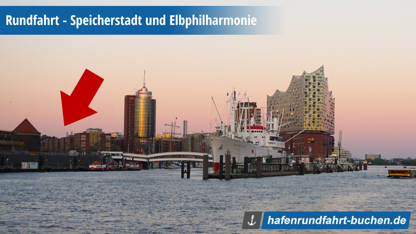 Hamburger Hafen mit Elbphilharmonie und Speicherstadt